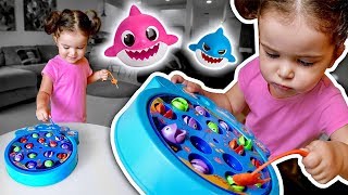 BRINQUEDO DE PESCAR PEIXES DO BABY SHARK COM LAURA E MARCOS - Brancoala Toys