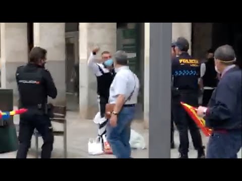 Escenas de tensión entre manifestantes en la caravana de Vox en Logroño