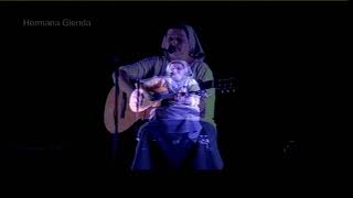 Video thumbnail of "Los ojos del amor - Predicación y canto "Como una madre" (Is 43)"