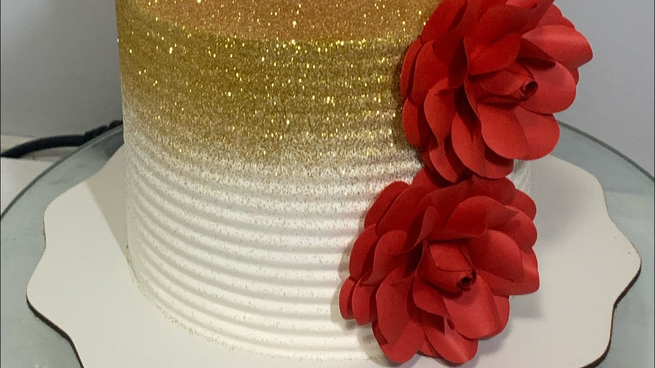 Bolo Dourado com Rosas Vermelhas