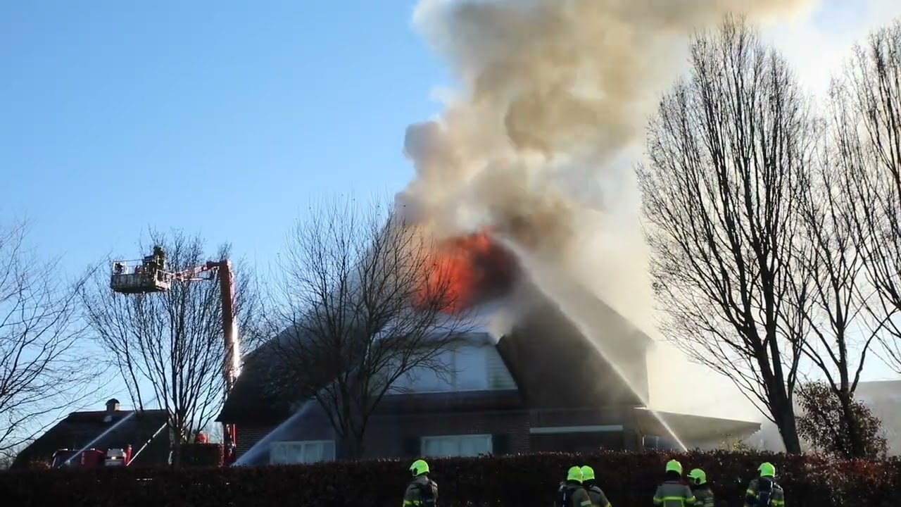 Grote brand verwoest pand met rieten kap in Heerde