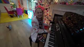 Jojo Siwa plays the piano screenshot 2