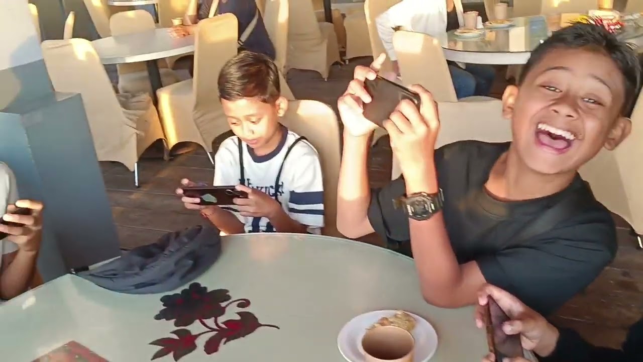 Rombongan Metirtayatra Penglipuran makan pagi di Grafika Restoration Banyuwangi