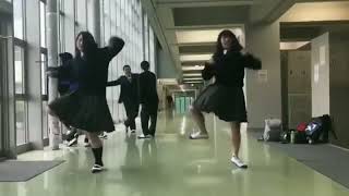 女子高生が学校で踊ってみた