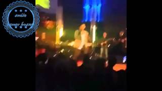 من الحفل الان بلندن اغنيه اوم اوقف smile tamer hosny
