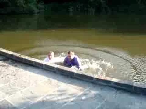 Greg-gums goes swimming !
