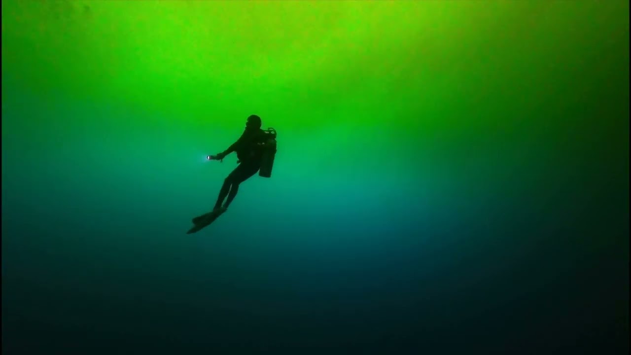 硫黄島の水中オーロラ〜Wonder Sea Explorer〜 - YouTube