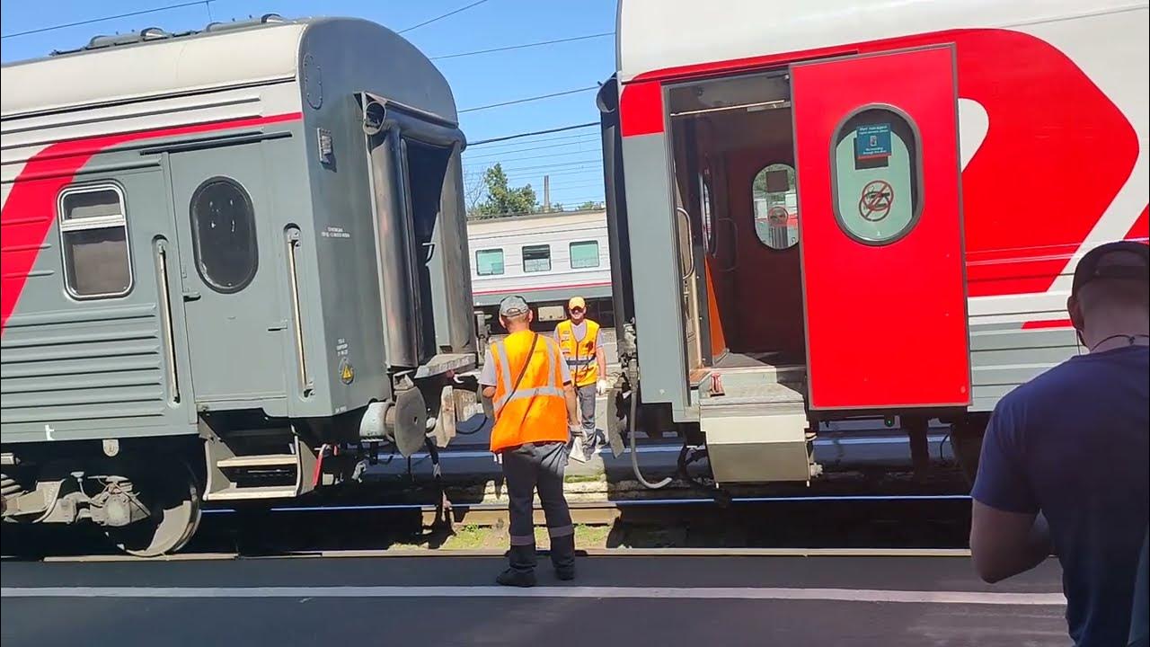 Барьерная группа вагонов это. Прицепка к пассажирскому поезду. Хэлвагенгруппа. Поезд хвост и голова фото.