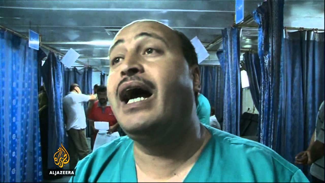 تعاني مستشفيات غزة من صعوبة في التعامل مع عدد الجرحى.