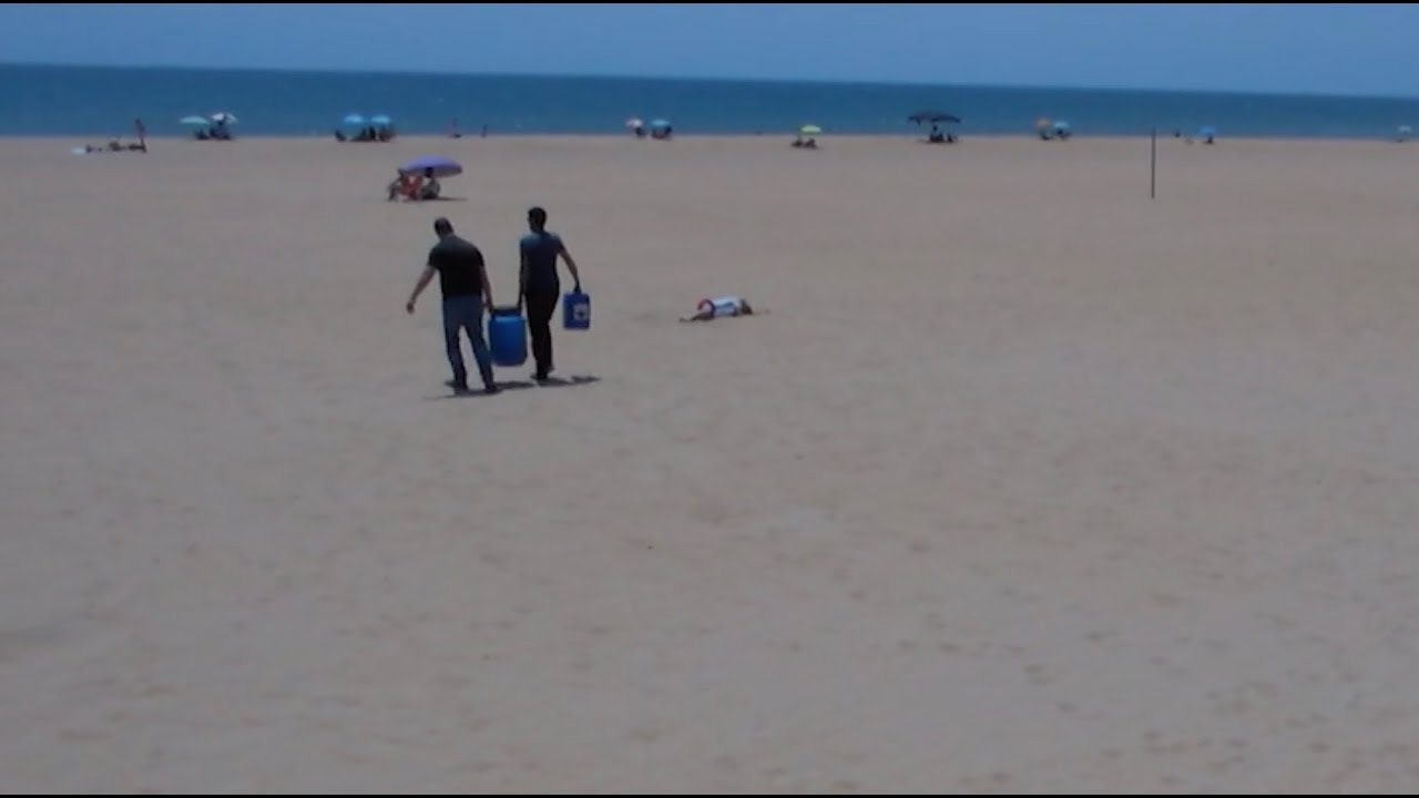 Cámaras ocultas denuncian intento de vertido de una garrafa de aceite en el mar | Gente Maravillosa social experiment meme