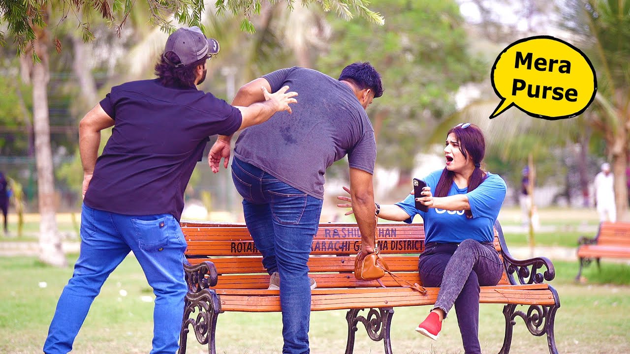 Larki Ka Purse Chori Karliya | Humanitarians