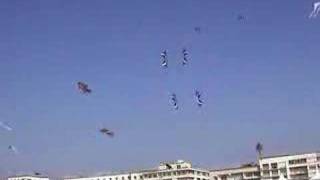 Revolution kite team : The FlyingSquad / 4 kites
