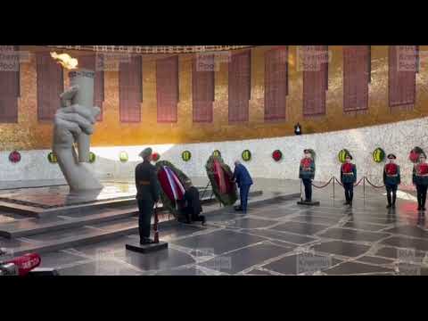 Лукашенко не стал на колени при возложении венков в Волгограде