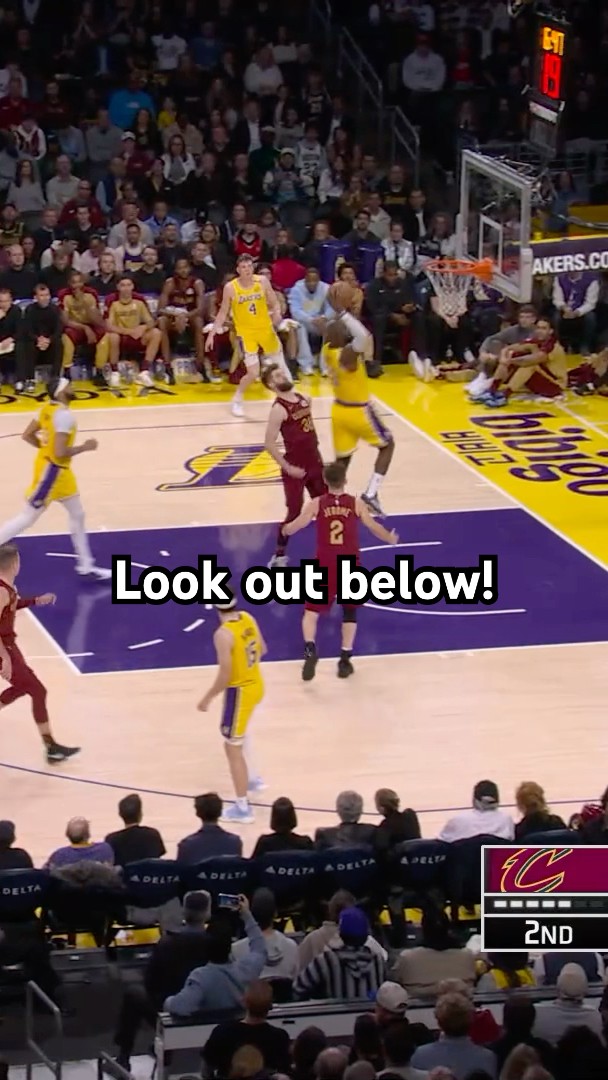 LeBron give and go with Reaves leads to a LeBron SLAM!