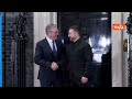 Spunta 'Larry The Cat' il gatto di Downing Street al vertice tra Zelensky, Merz, Starmer e Macron