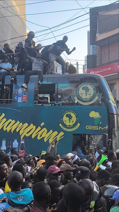 wachezaji wa Yanga wakiimba mnyama Hana mpinzani