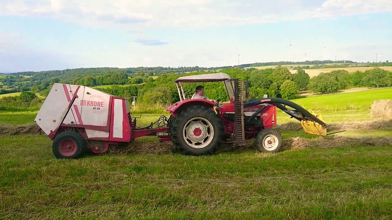 Ihc 523 mit Krone kr 125 beim Heu pressen
