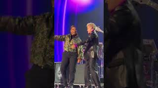 @BillyIdol rockin' out at the #AMAs with @QueenLatifah Say less 🎸