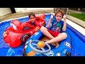 BRINCANDO de BOIAS do HOT WHEELS vs MCQUEEN  do CARROS na PISCINA - Paulinho e Toquinho