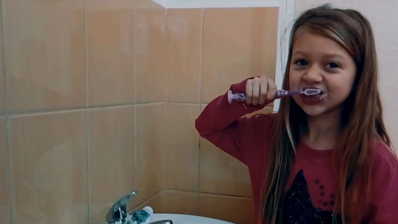 dievča striekať veľa
