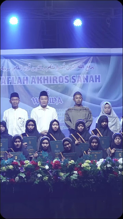 full squad (75) wisudawan pondok pesantren Miftahul Ulum