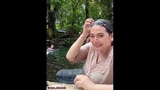 Bunda lagi mandi sambil cuci baju di sungai