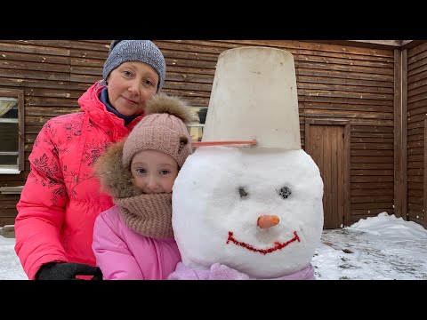 Как слепить снеговика из рыхлого снега. Наша маленькая традиция❤️