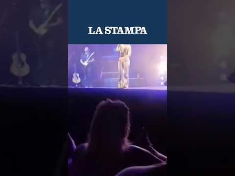 Video NOEMI CADE dal PALCO e finisce in OSPEDALE: le immagini dell'INCIDENTE
