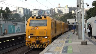 CKD0A locomotives (9002+9001) passing through University Station, MTR East Rail Line