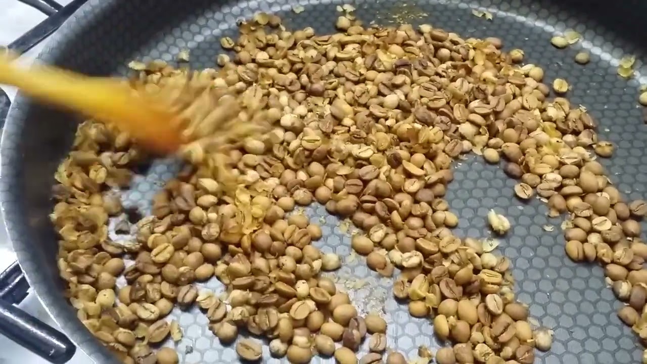 تحميص البن وغلي القهوة الطازجة في البيت على الطريقة القديمة