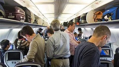 Middle Seat: The Overhead Luggage Problem - DayDayNews