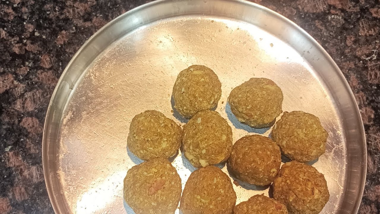 आज हम बनाते हैं ड्राई फ्रूट लड्डू  गोंड  गुड प्रोटीन लड्डू  गोलगोल हेल्दी लड्डू 😊
