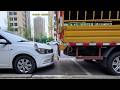 A young woman in her car was terrified when she encountered a novice driver on a narrow road!