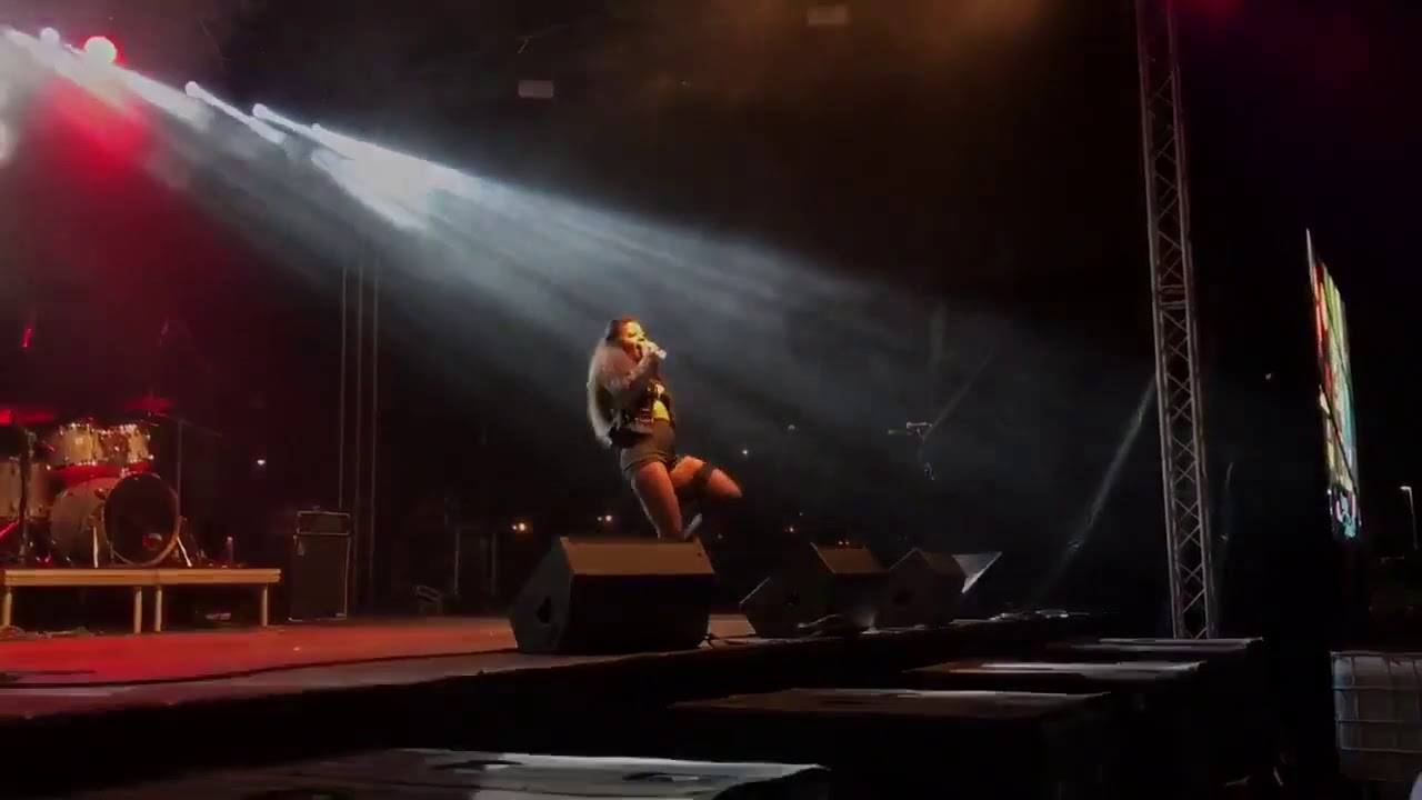 Ver Kelly Khumalo - Uthando (Live in Durban) no YouTube Ver Kelly Khumalo - Uthando (Live in Durban) no YouTube