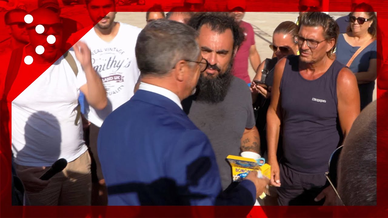 Questore Agrigento a Lampedusa, manifestanti gli offrono camomilla: 