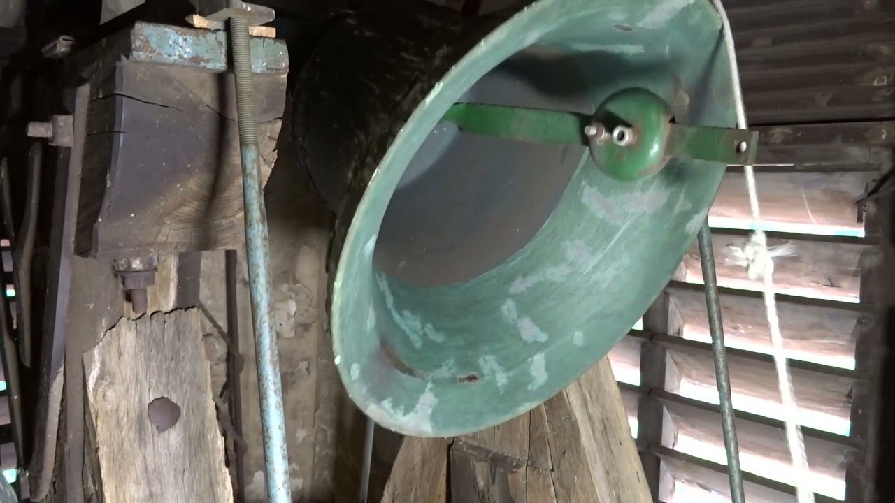 AJKA-PADRAGKÚT (H), A református templom kisharangja felülütősen/Kleine glocke der ref. Kirche