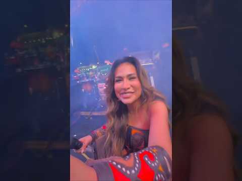 Tirullipa dando boa sorte para a Simone Mendes na festa em Natal