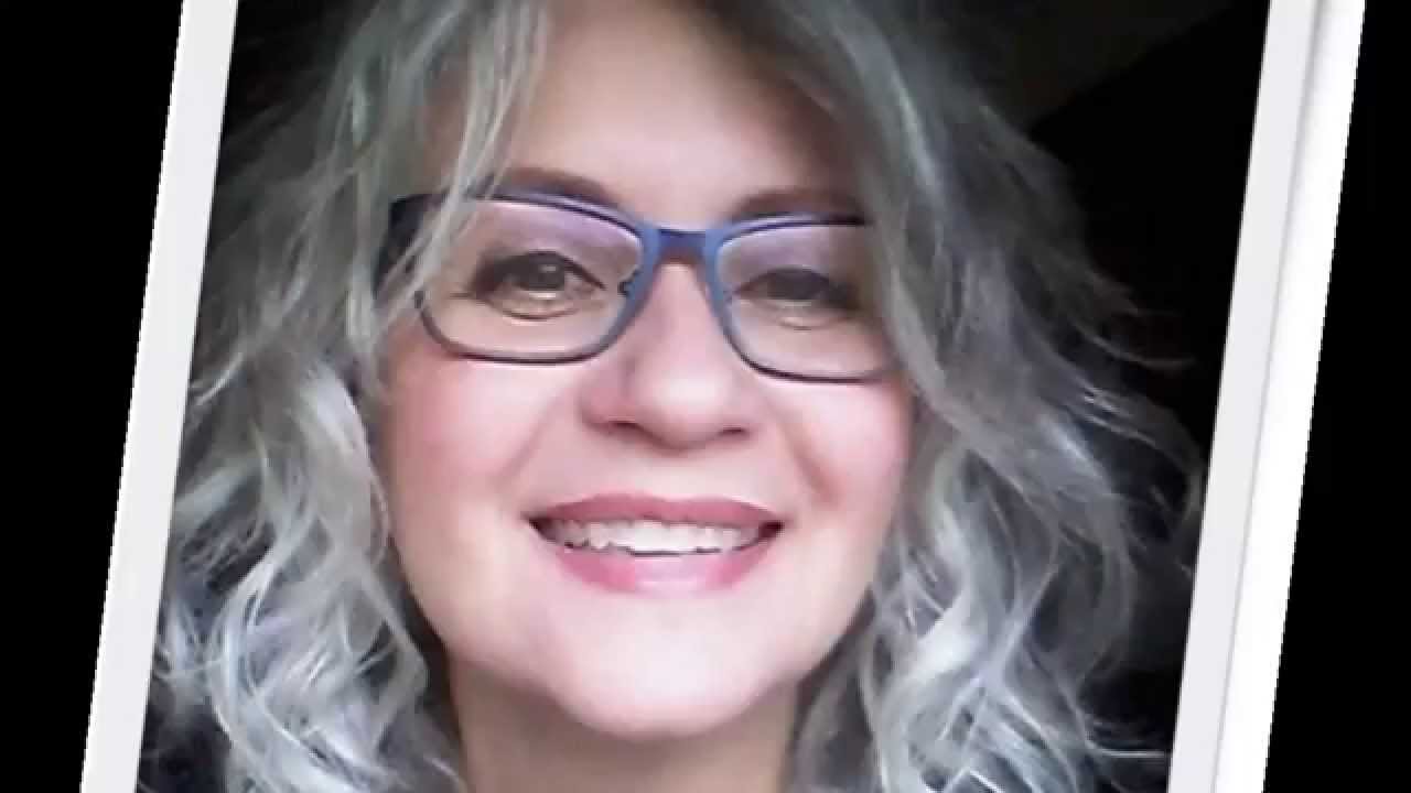 Eyeglasses frame color and silver hair. Color de marco de anteojos para