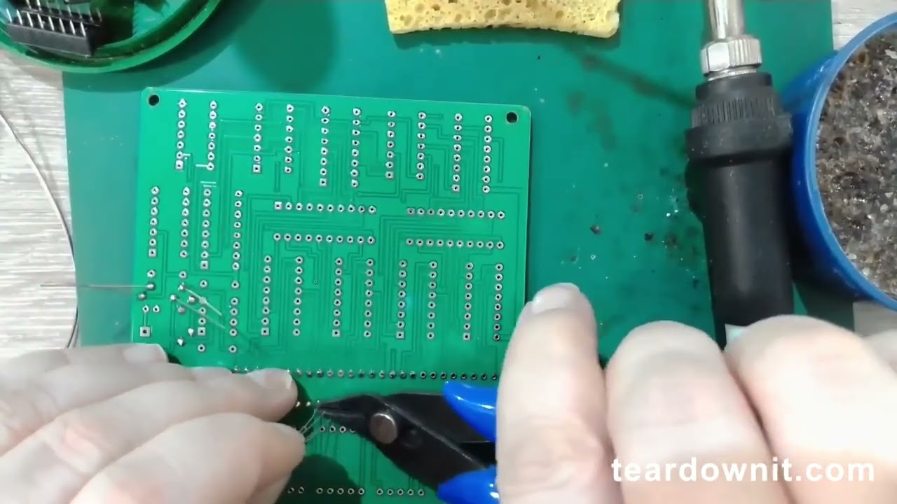 How does binary logic work? Latch registers with tri state outputs