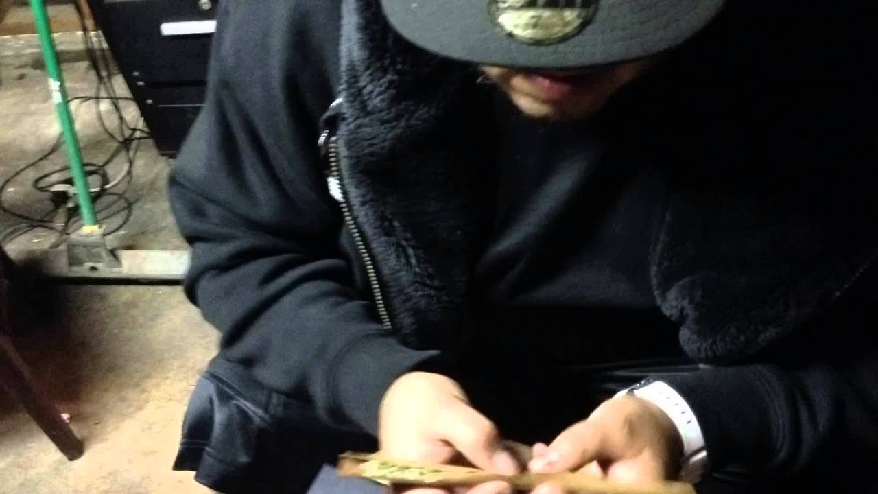 Rolling an extendo kush blunt in time lapse with the homie andy