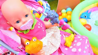 Emma cuida su muñeca bebé con Nursery Playset Juguetes para niñas 