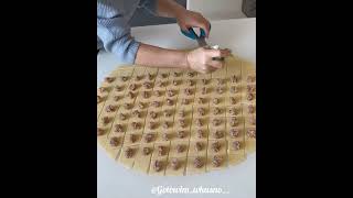 Пельмени ,быстрая лепка #тесто #лайфхак #пельмени #тесто #pierogi