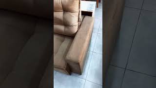 O Sofá Macaé tem 3 lugares, é retrátil e reclinável, ideal para relaxar.