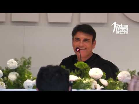 Video Sanremo 2026 | Tutta l’energia di Sal Da Vinci nella conferenza dalla Sala Stampa Rai