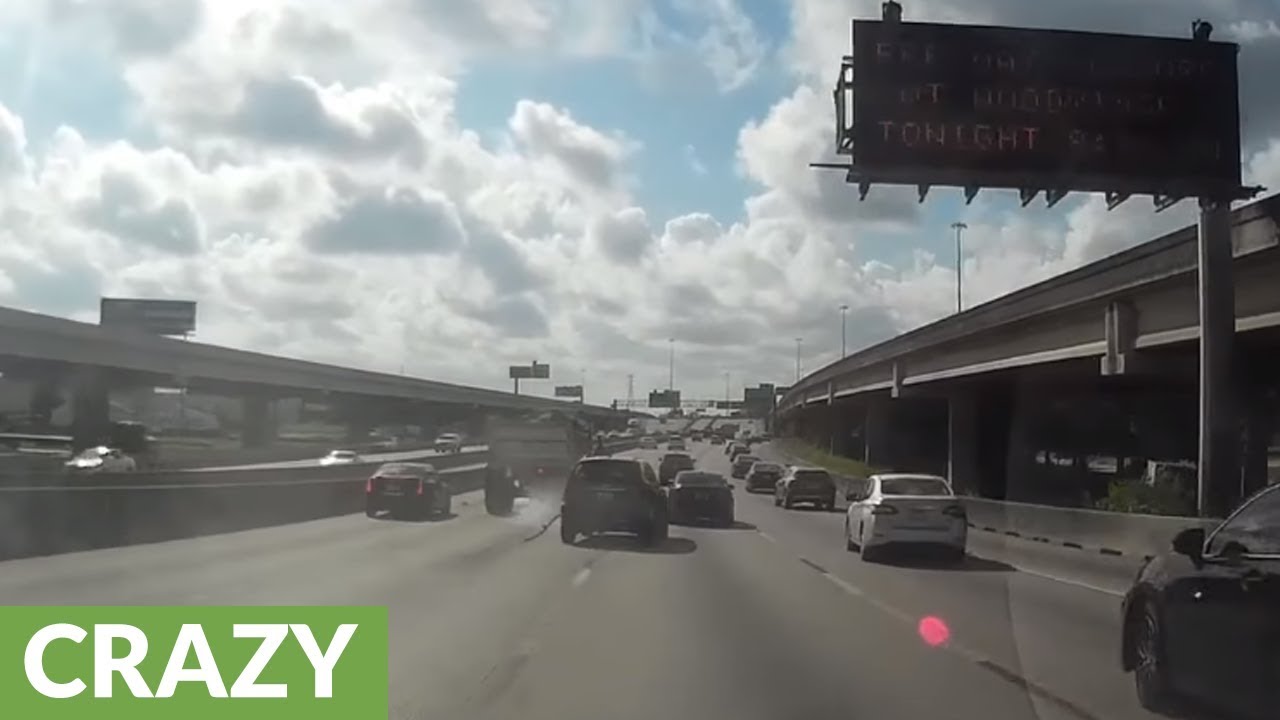 Dash cam captures dangerous multi-vehicle crash on highway - YouTube