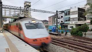 129次自強號路竹站通過(12車附掛親子車廂)