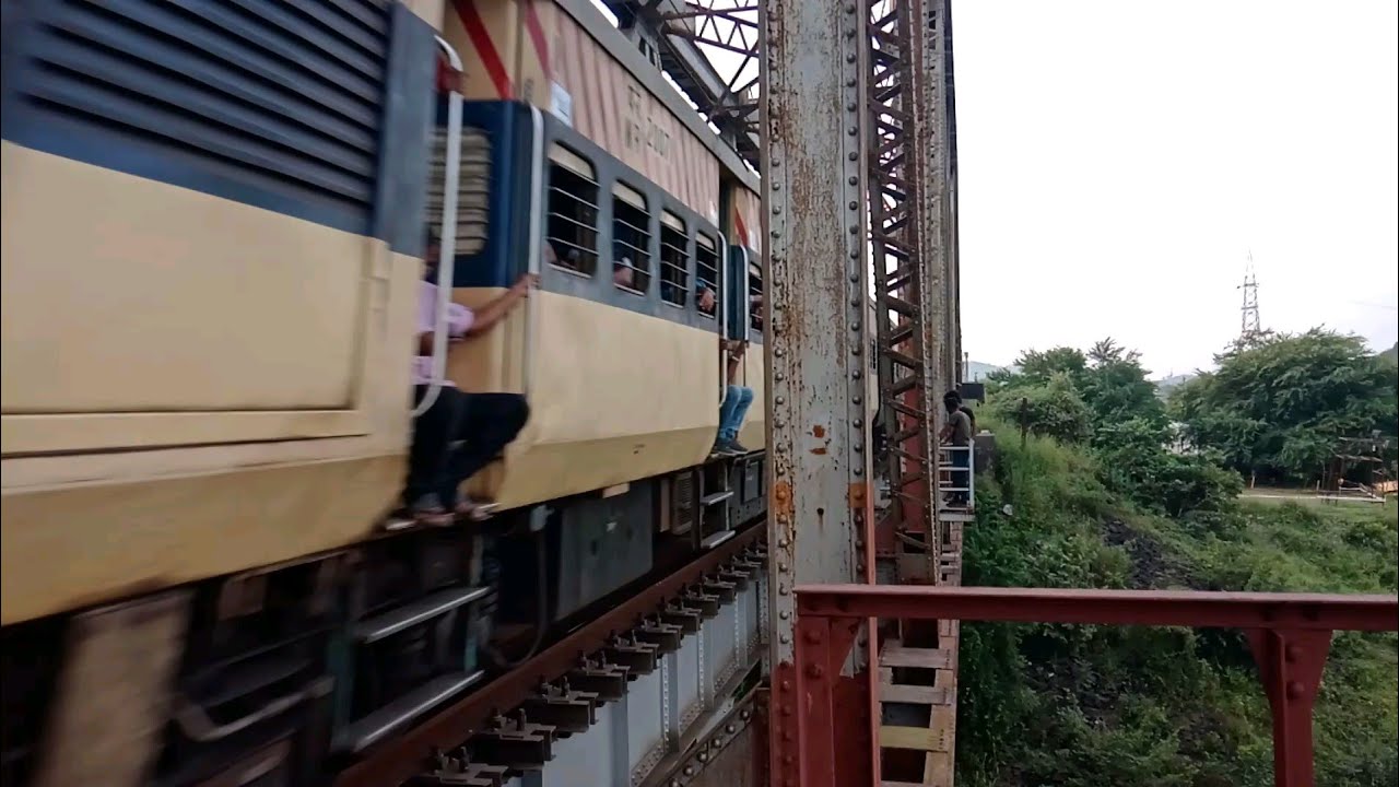 Thunderous MEMU on Ulhas bridge goes vibrating the bridge