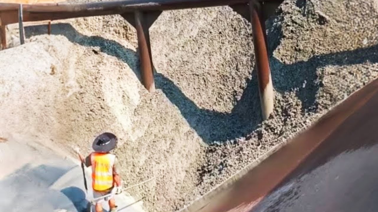 Barge unloading sand video #Creation inspiration #Seafarer's daily work #Chen driving the boat