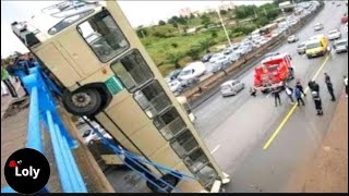 25 Incredible Moments of Truck Driving Caught on Camera !