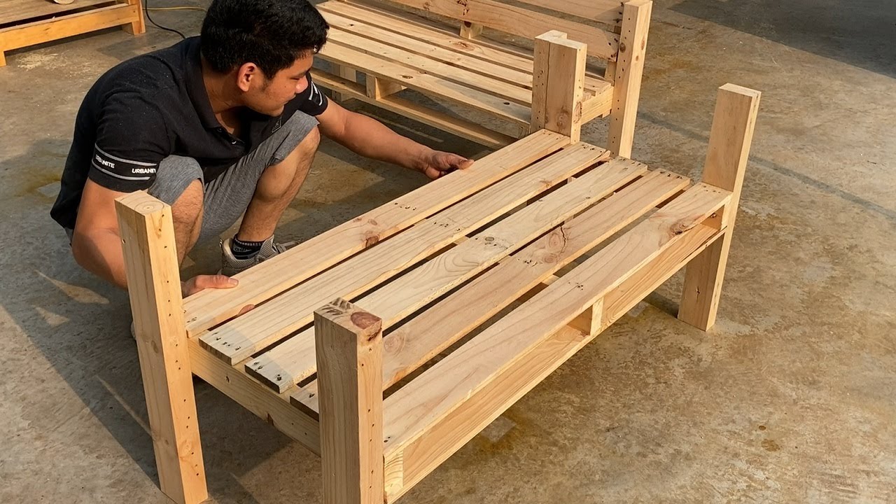 Диван из деревянных поддонов — отличное решение для дачи